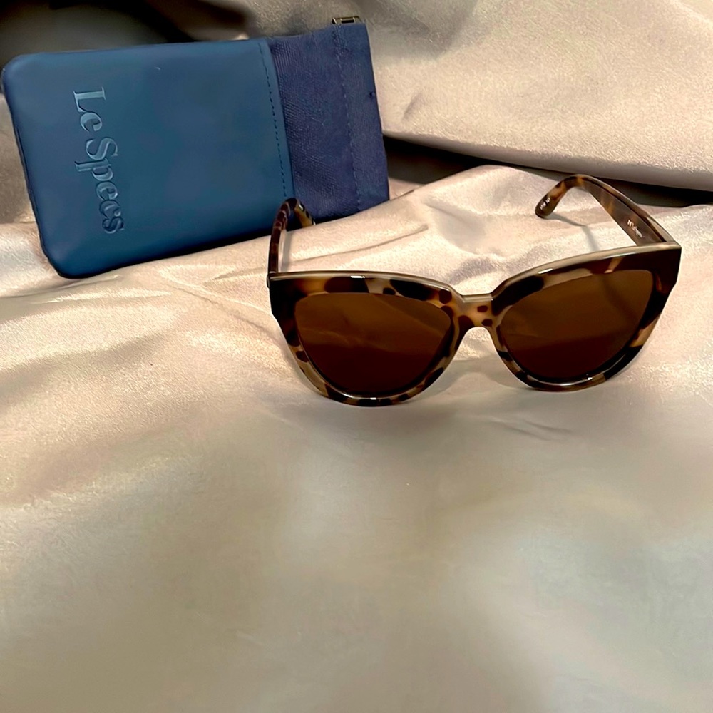 Le Specs Liar Liar Volcanic Tort glasses with case!